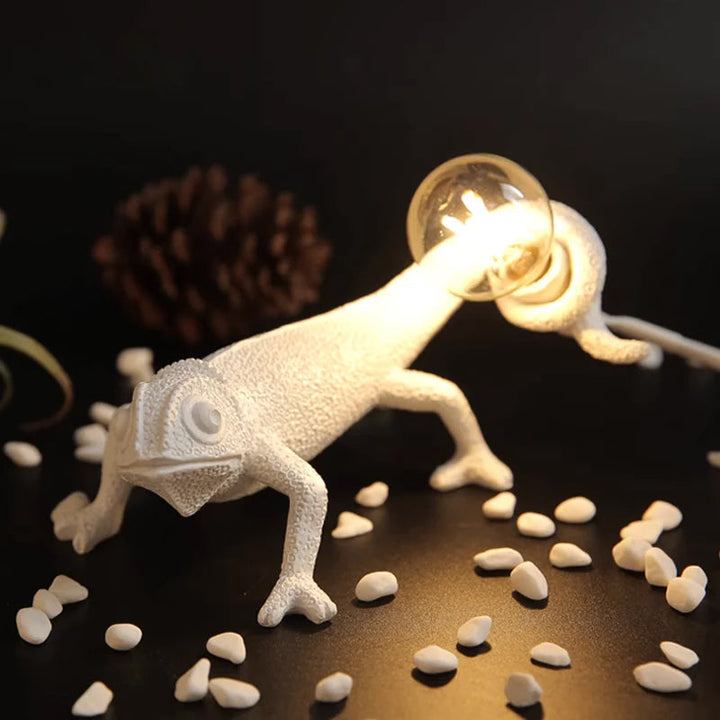 Kameleon Bordlampe i Resin med Blød Belysning