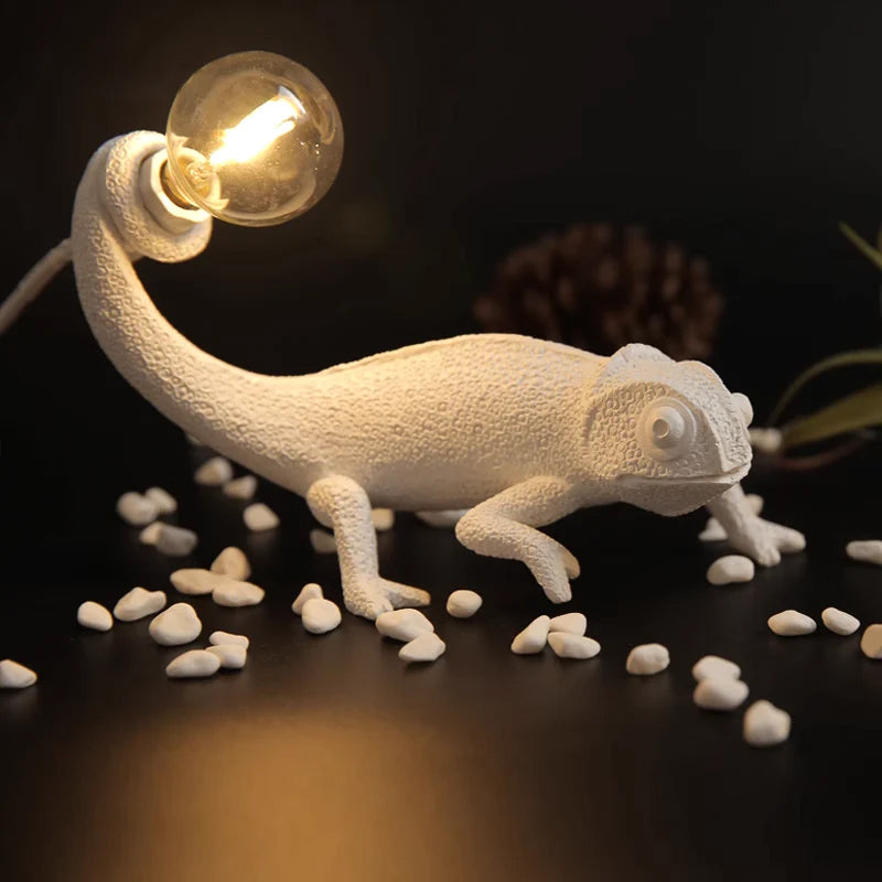 Kameleon Bordlampe i Resin med Blød Belysning