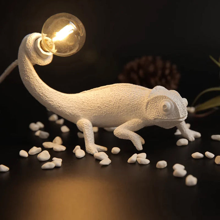 Kameleon Bordlampe i Resin med Blød Belysning