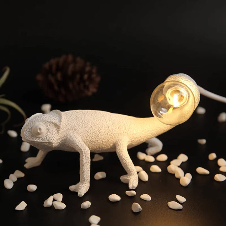 Kameleon Bordlampe i Resin med Blød Belysning