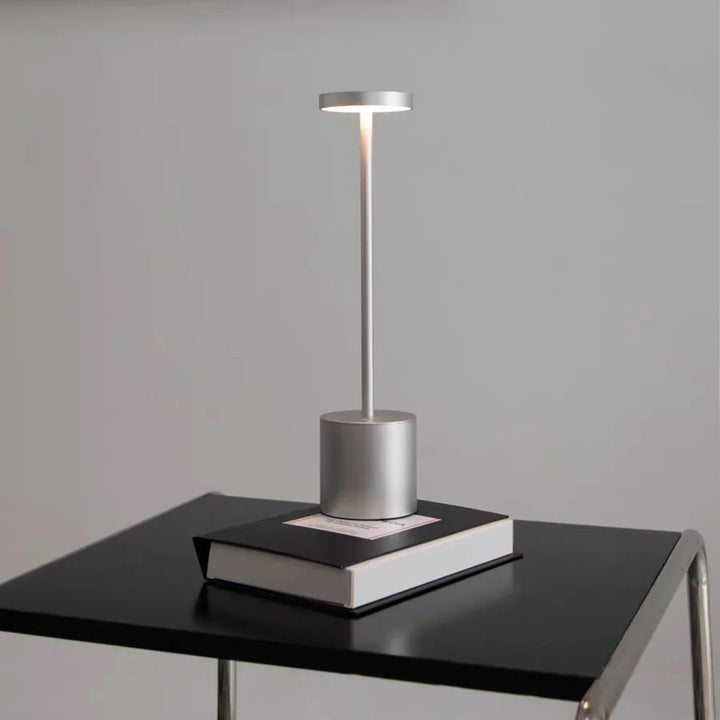 Genopladelig LED Skrivebordslampe med Berøringssensor og Justerbare Farvetemperaturer