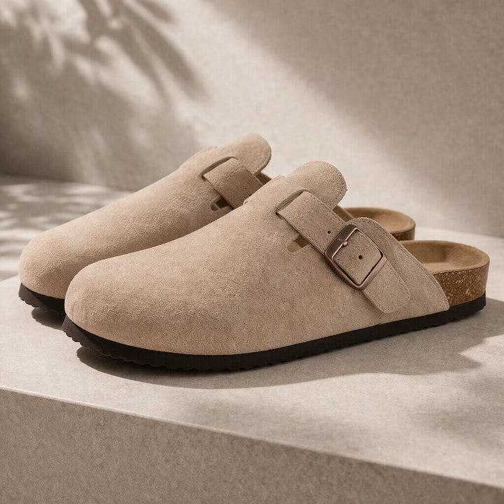 Justerbare clogs i ruskind med komfortabel fodseng