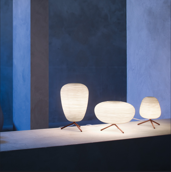 Japansk Inspireret Bordlampe med Frostet Glasdiffuser og Metalbund