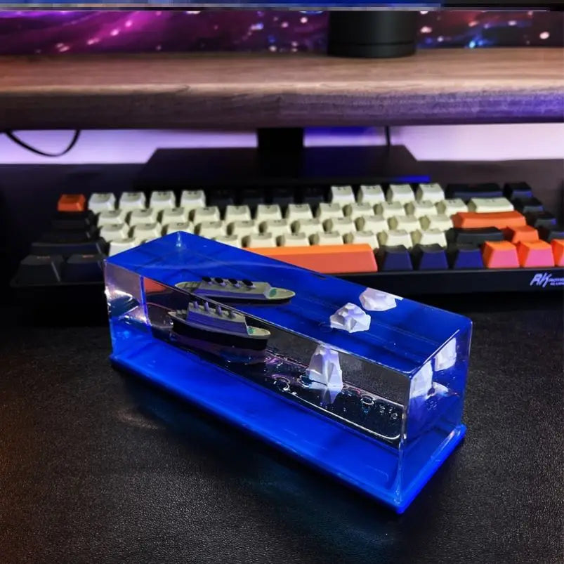 Elegant Akryl Skib Dekoration i Krystalklar Design