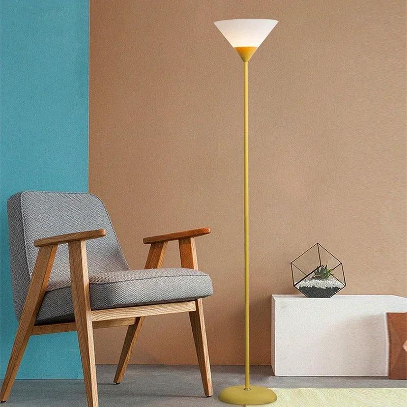 Moderne LED Gulvlampe i Sort eller Hvid med Varmt Lys