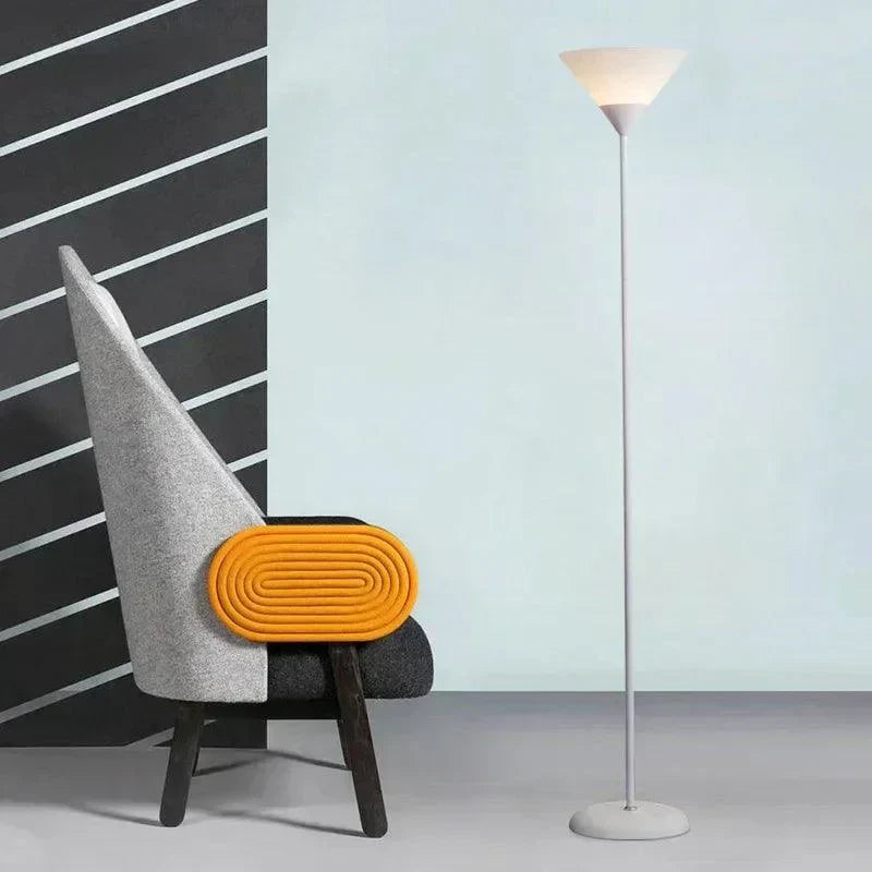 Moderne LED Gulvlampe i Sort eller Hvid med Varmt Lys