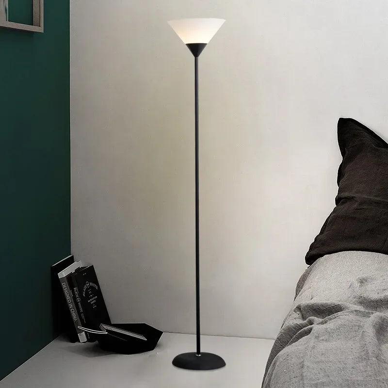 Moderne LED Gulvlampe i Sort eller Hvid med Varmt Lys
