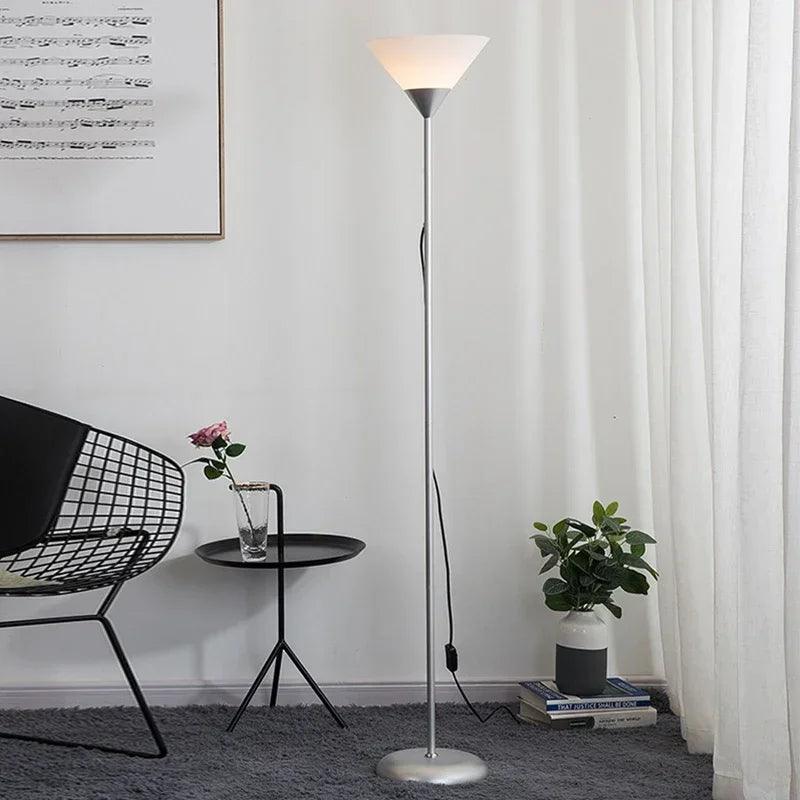 Moderne LED Gulvlampe i Sort eller Hvid med Varmt Lys