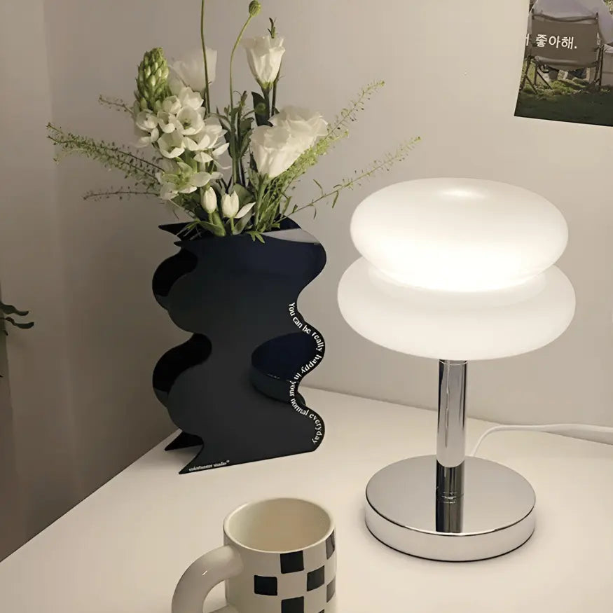 Elegant Glastablelampe med Justerbare Belysningsmuligheder