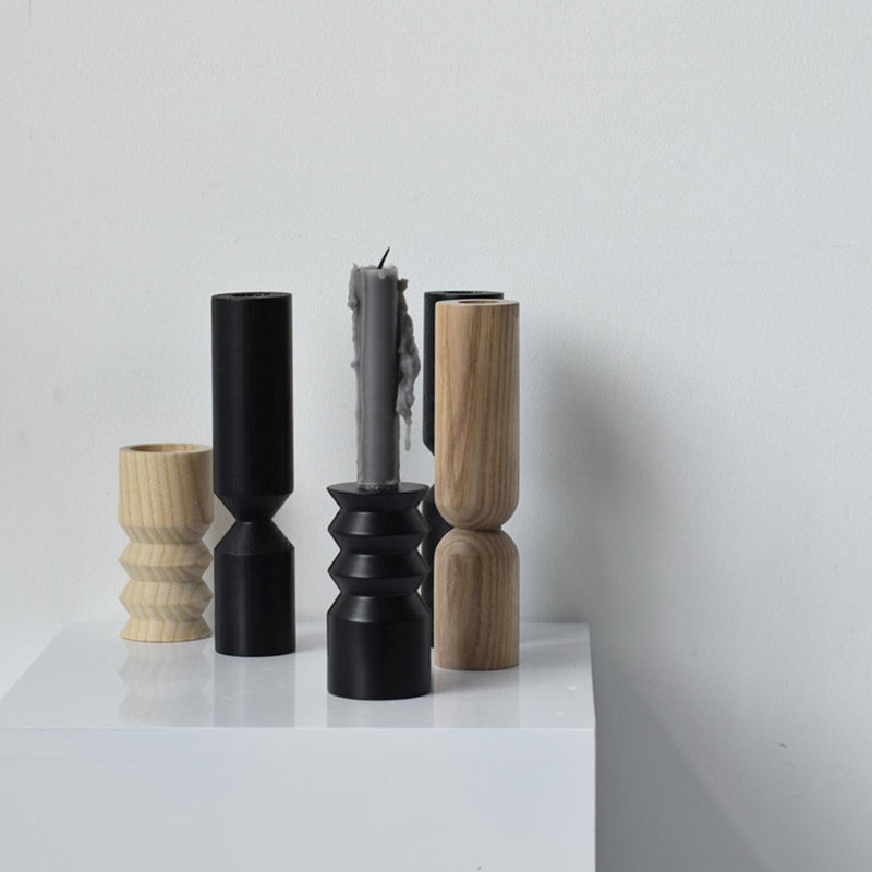 Minimalistisk Fyrretræ Lysestage med Elegant Design