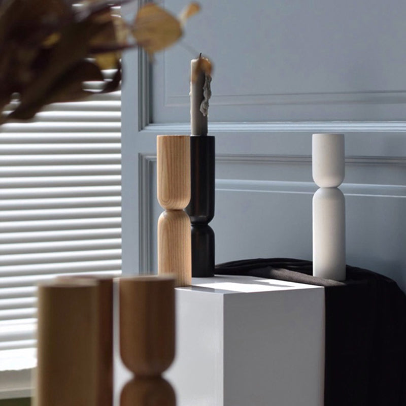 Minimalistisk Fyrretræ Lysestage med Elegant Design