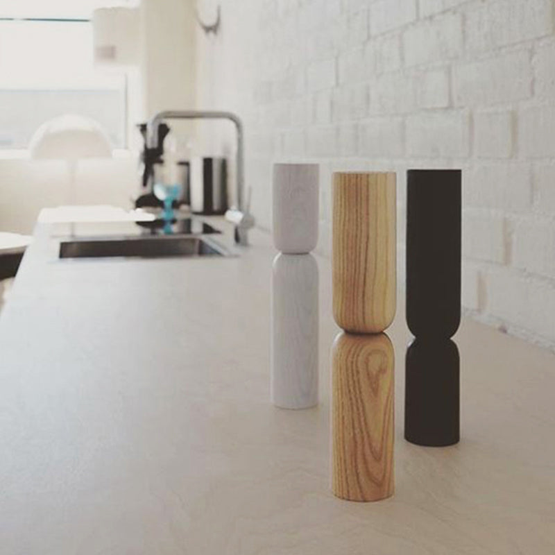 Minimalistisk Fyrretræ Lysestage med Elegant Design