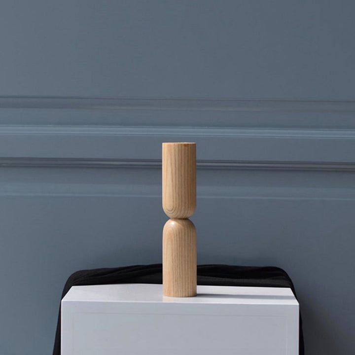 Minimalistisk Fyrretræ Lysestage med Elegant Design