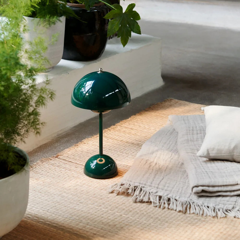 Minimalistisk Bordlampe i Metal med Varmt Lys