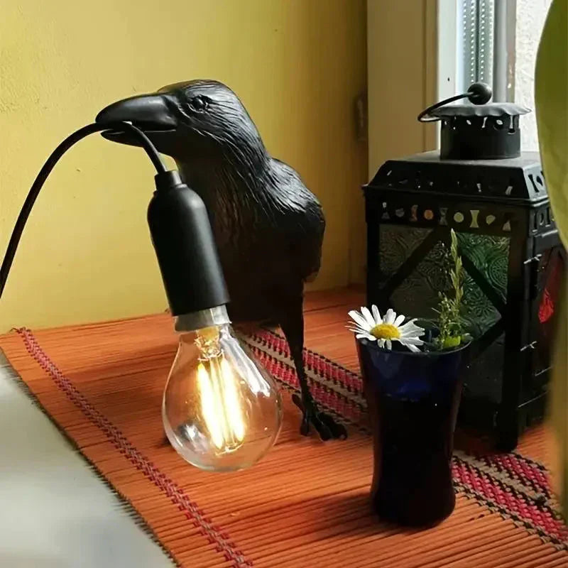 Gothic Raven Vintage Resin Lampe med E14 Stik og LED Pære