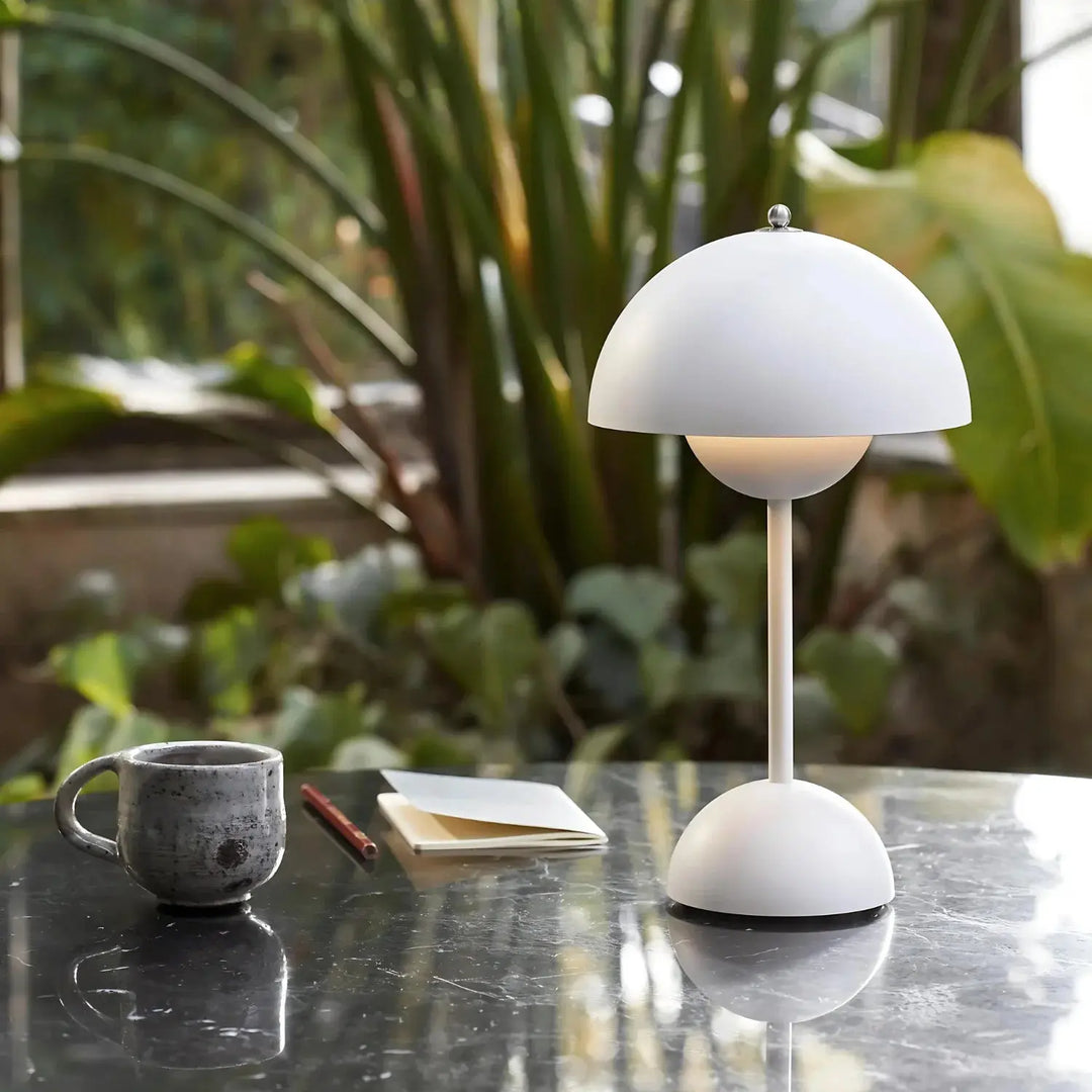 Justerbar Bordlampe i Rustfrit Stål med Elegant Design