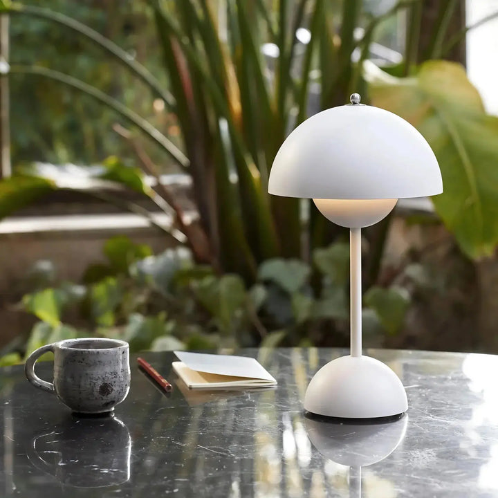 Moderne Bordlampe i Rustfrit Stål med Justerbar Lysstyrke