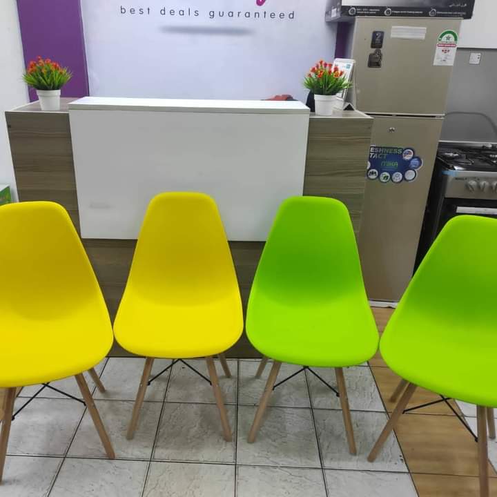 Farverige Eames Stil Stole i Højkvalitets Plastik og Metal