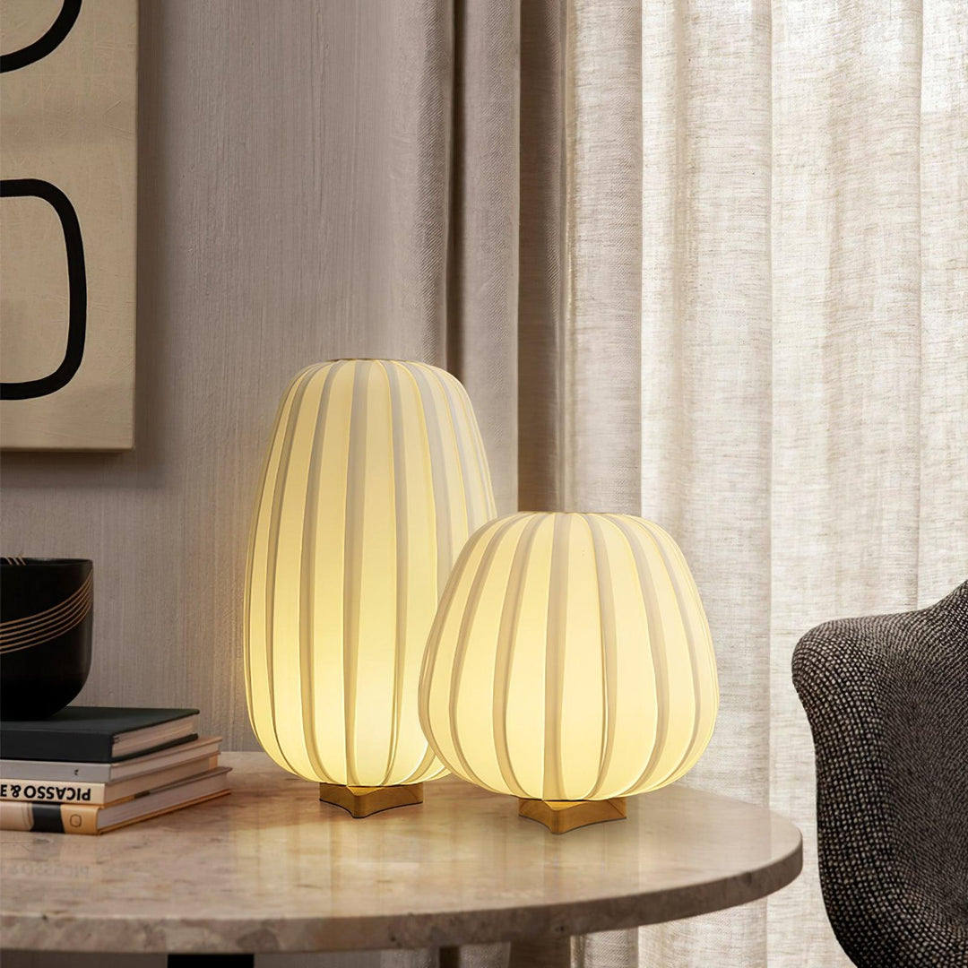 Minimalistisk Bambus Bordlampe med Stofskærm