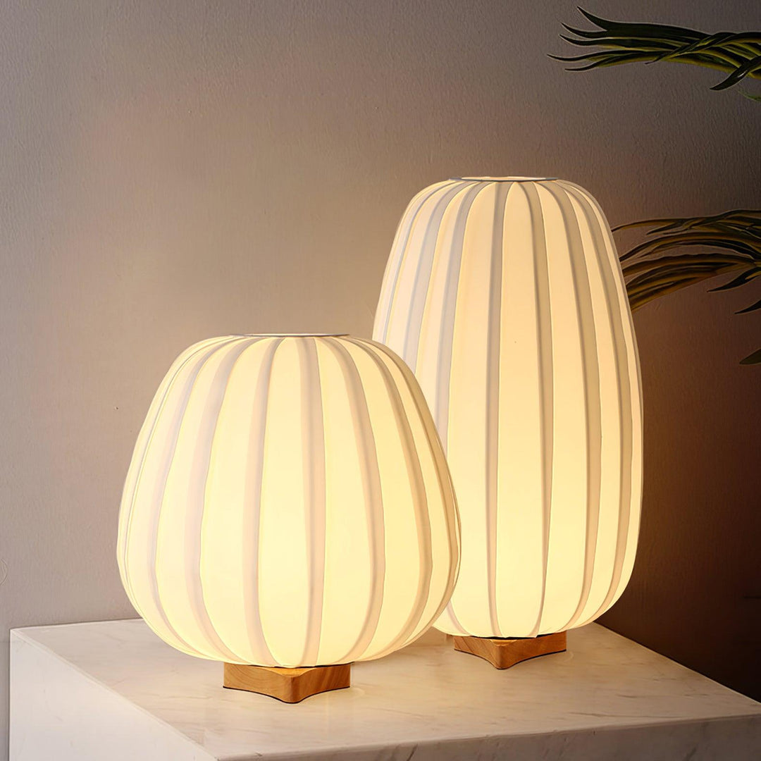 Minimalistisk Bambus Bordlampe med Stofskærm