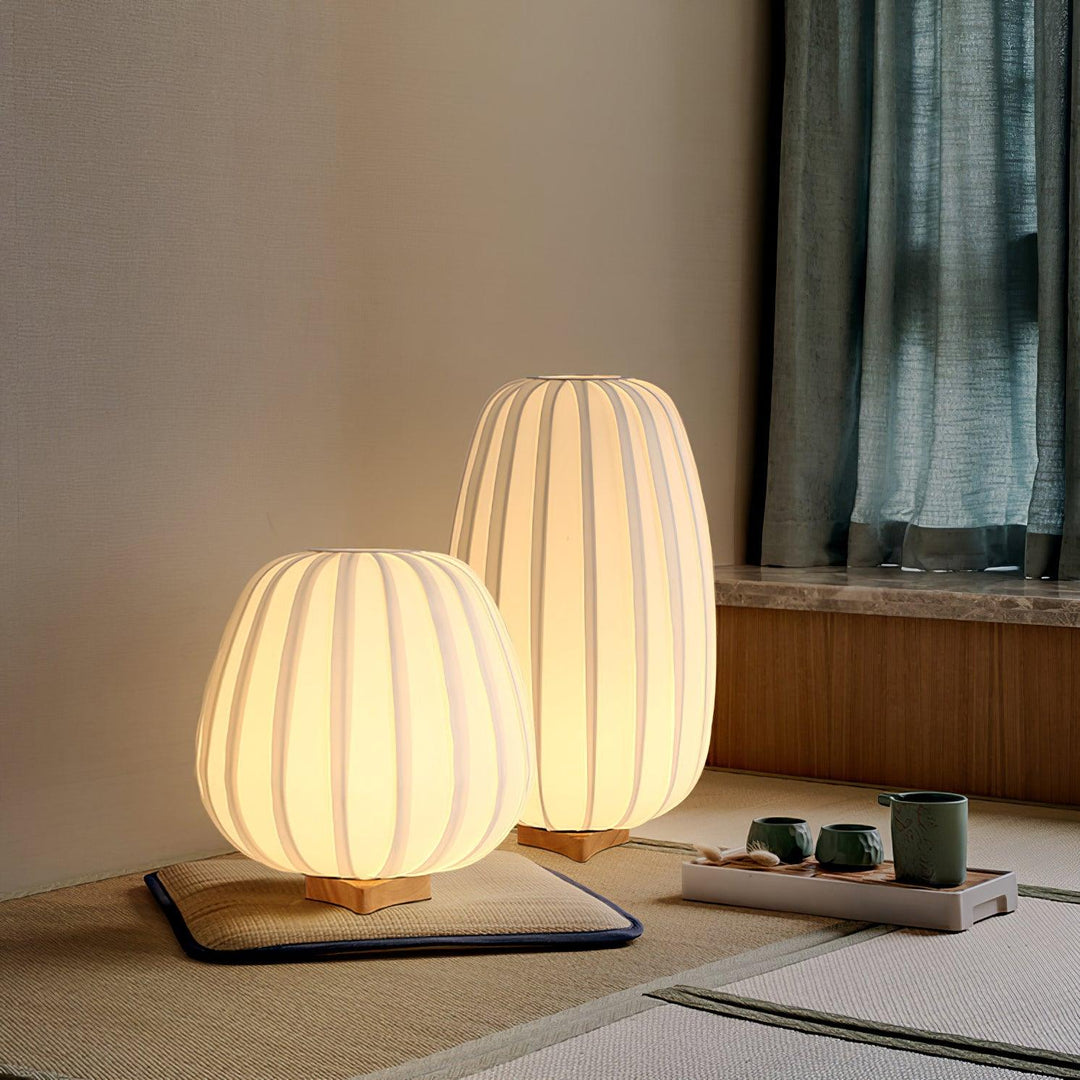 Minimalistisk Bambus Bordlampe med Stofskærm