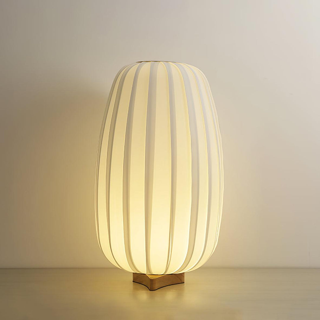 Minimalistisk Bambus Bordlampe med Stofskærm