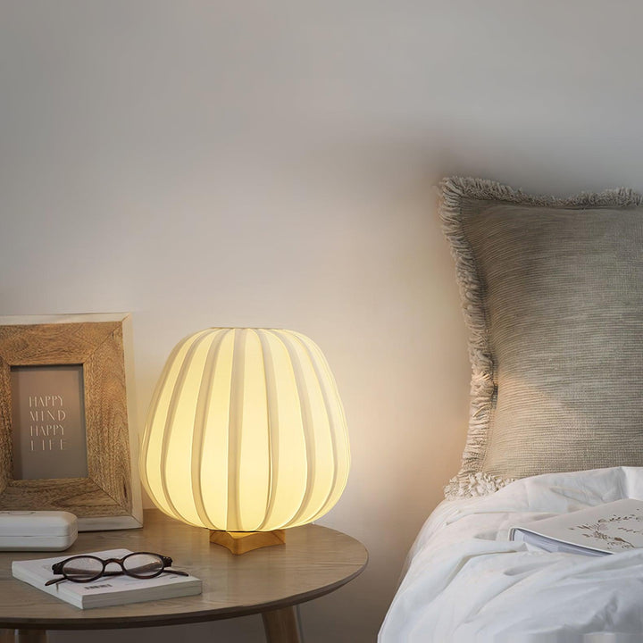 Minimalistisk Bambus Bordlampe med Stofskærm