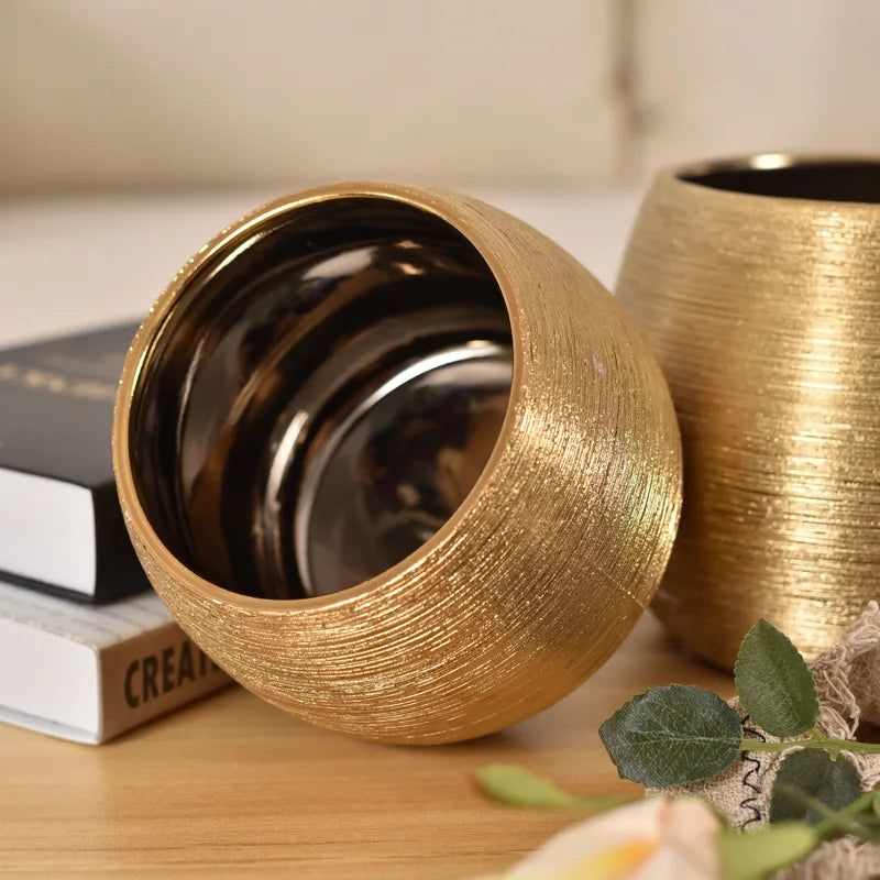 Elegant Guld Keramisk Blomsterkrukke med Tekstur