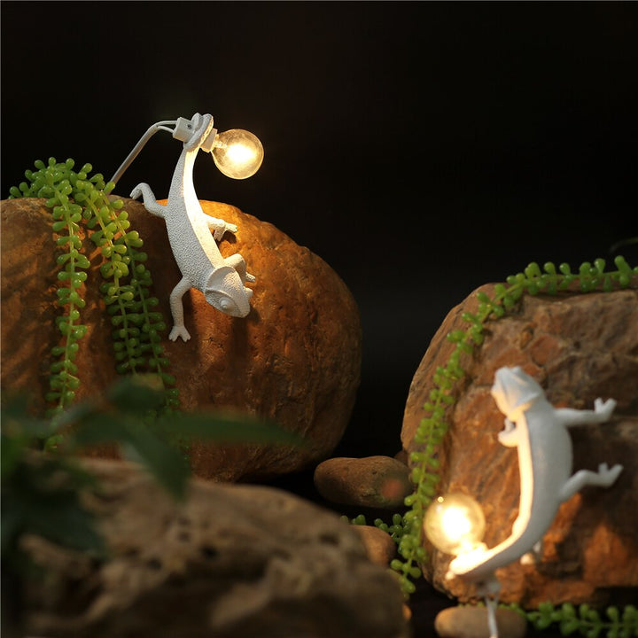 Moderne Harmlampe med Resin Gecko og LED Belysning