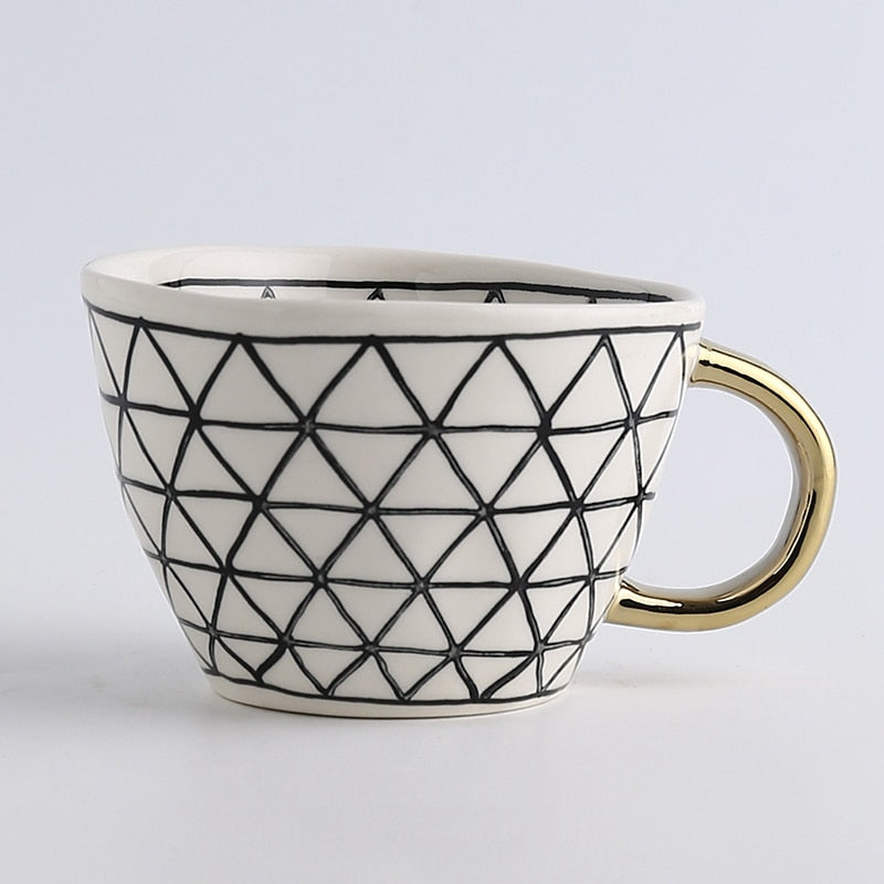 Geometrisk Kaffe Krus i Hvid Keramik med Guld Håndtag