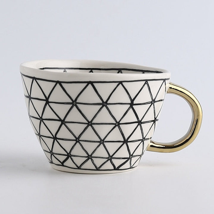 Geometrisk Kaffe Krus i Hvid Keramik med Guld Håndtag