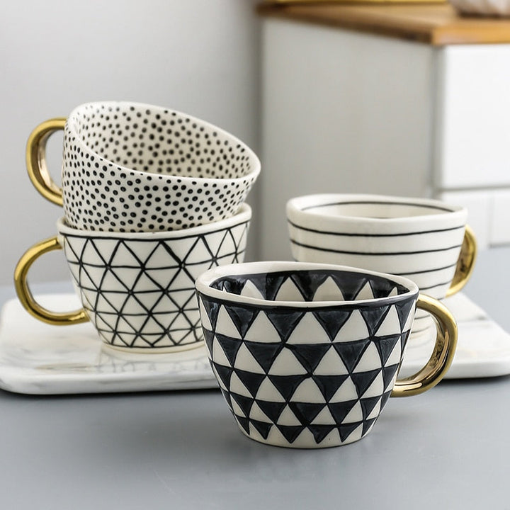 Geometrisk Kaffe Kop i Hvid Keramik med Guld Håndtag