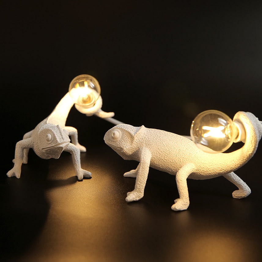 Moderne Harmlampe med Resin Gecko og LED Belysning