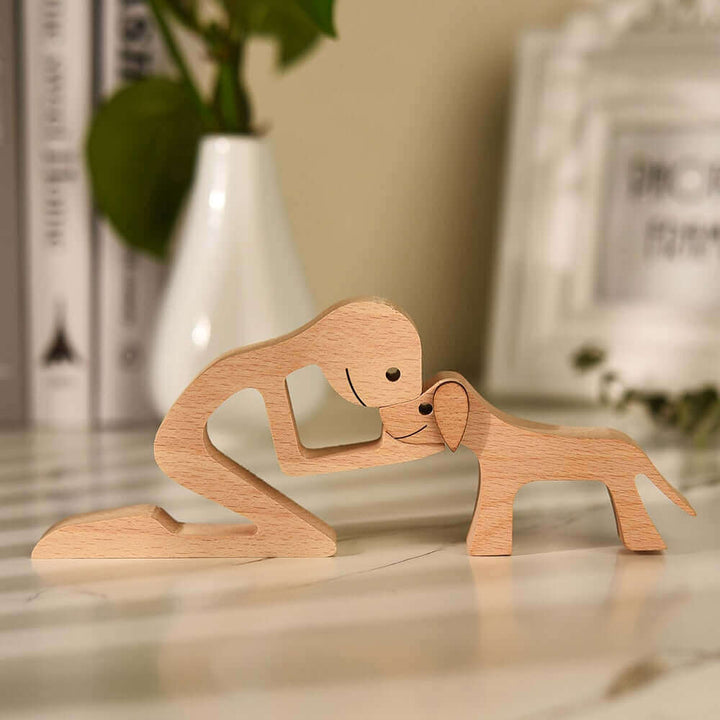 Håndskåret Trædyr Ornament i Naturligt Træ
