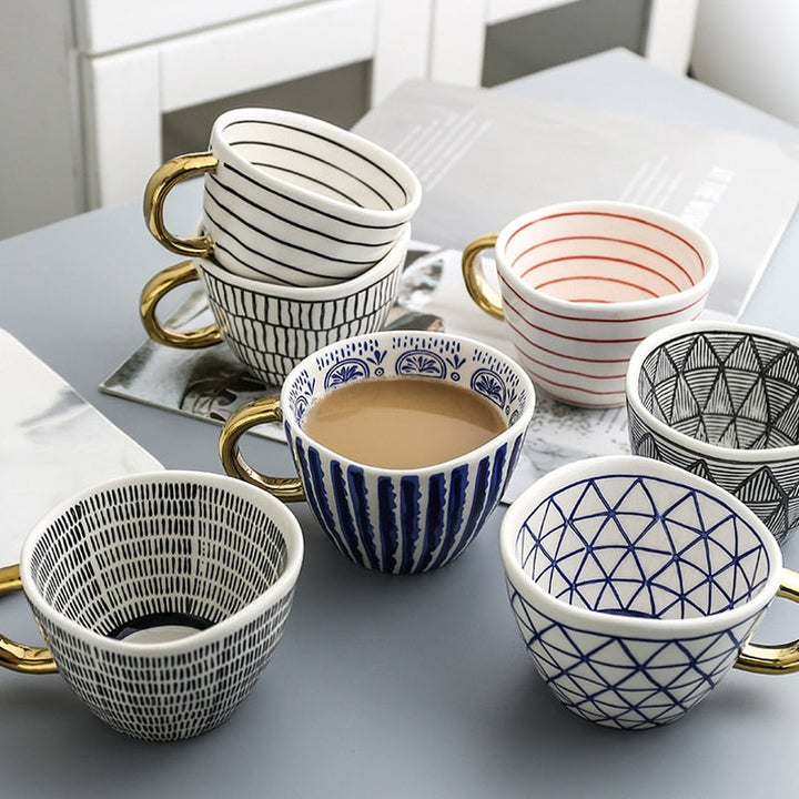 Geometrisk Kaffe Kop i Hvid Keramik med Guld Håndtag