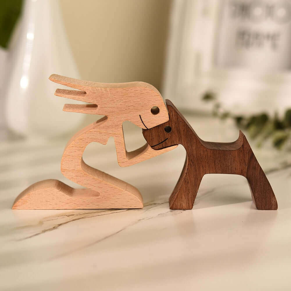 Håndskåret Trædyr Ornament i Naturligt Træ