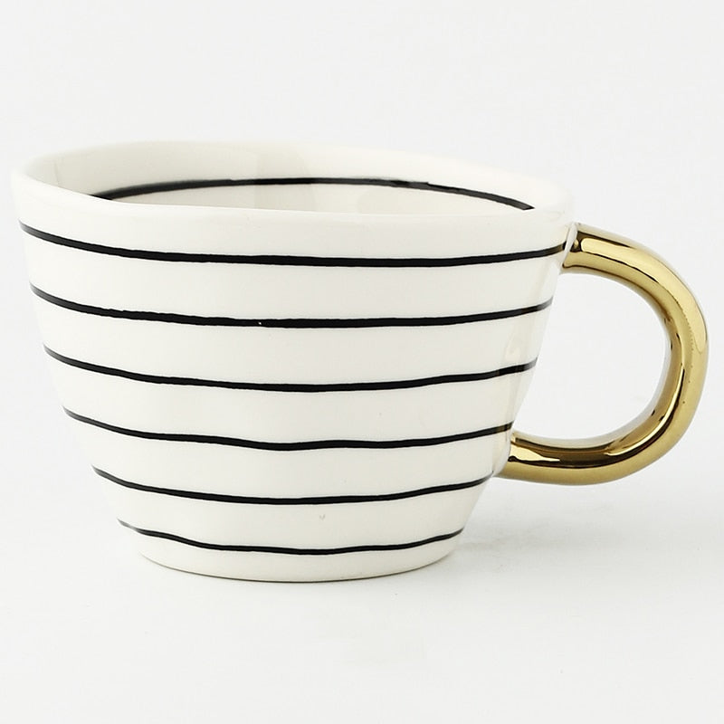 Geometrisk Kaffe Krus i Hvid Keramik med Guld Håndtag