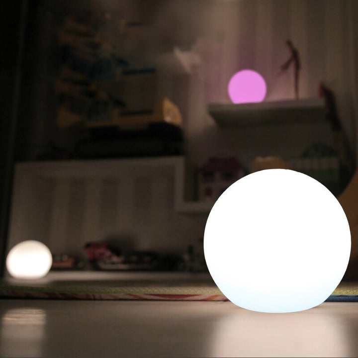 Genopladelig LED Månelampe med Fjernbetjening og 16 Farver