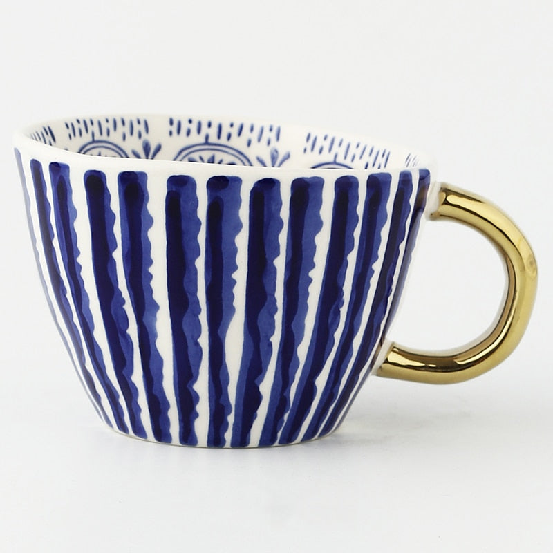 Geometrisk Kaffe Kop i Hvid Keramik med Guld Håndtag