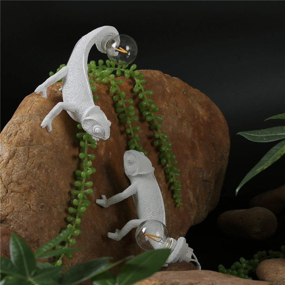 Moderne Harmlampe med Resin Gecko og LED Belysning