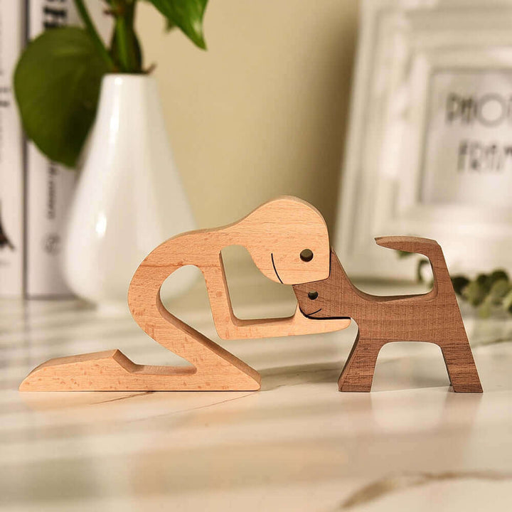 Håndskåret Trædyr Ornament i Naturligt Træ