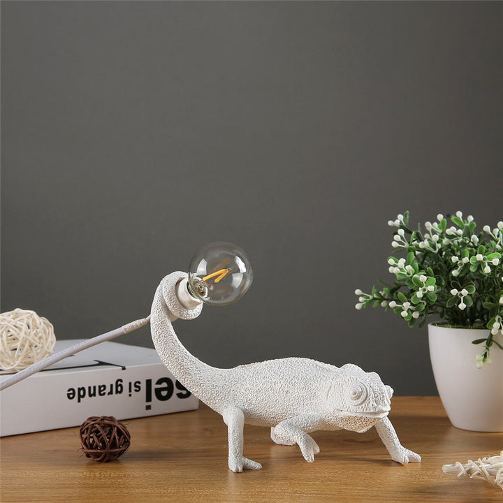 Moderne Harmlampe med Resin Gecko og LED Belysning