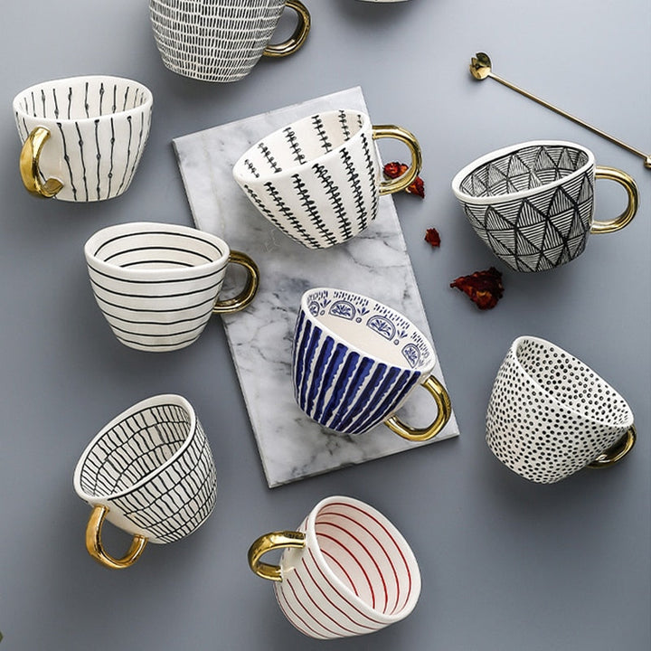 Geometrisk Kaffe Kop i Hvid Keramik med Guld Håndtag