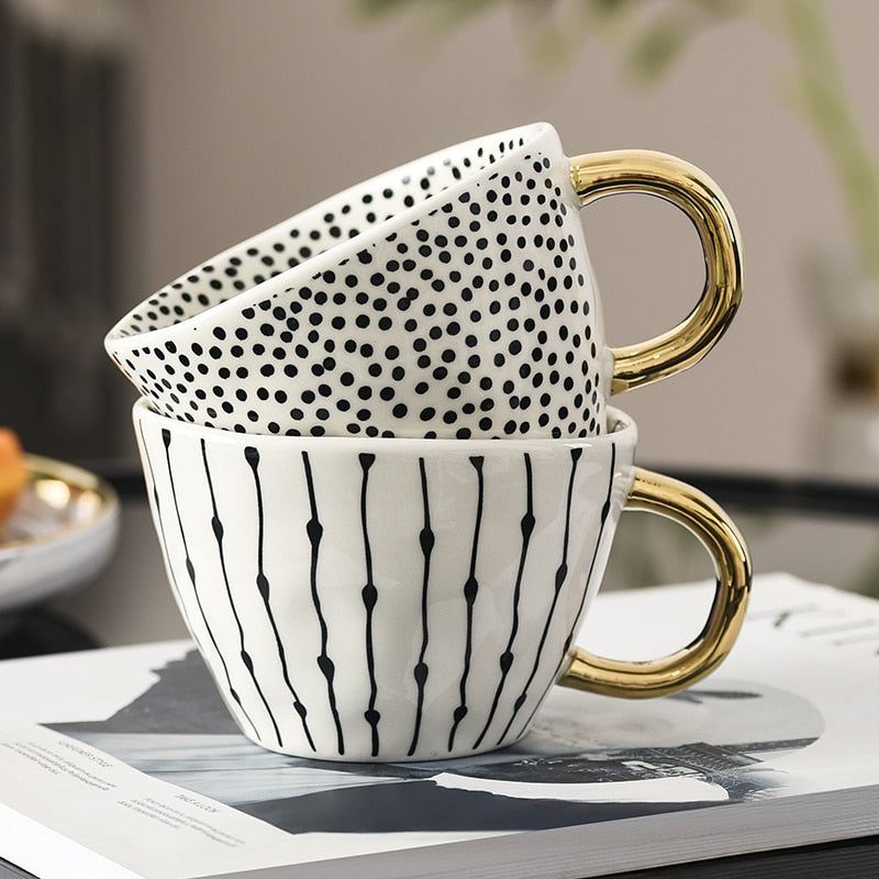 Geometrisk Kaffe Krus i Hvid Keramik med Guld Håndtag