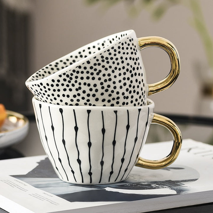 Geometrisk Kaffe Krus i Hvid Keramik med Guld Håndtag