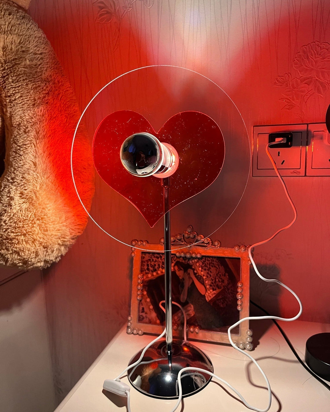 Genopladelig LED Bordlampe med Metal Skærm og Touch-Kontrol