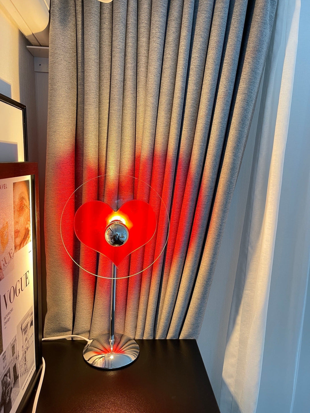 Genopladelig LED Bordlampe med Metal Skærm og Touch-Kontrol