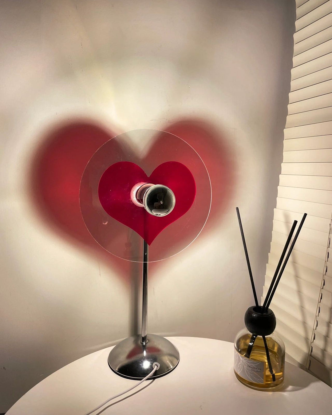 Genopladelig LED Bordlampe med Metal Skærm og Touch-Kontrol
