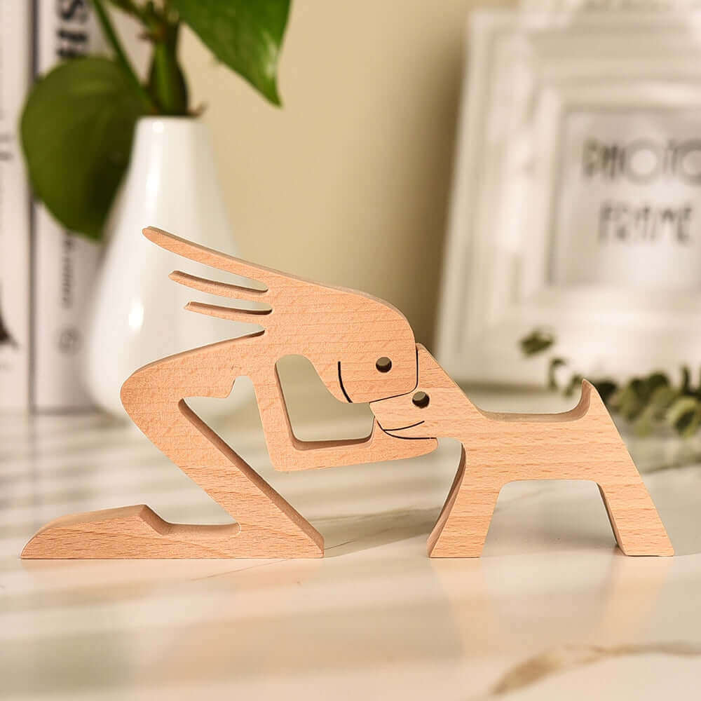 Håndskåret Trædyr Ornament i Naturligt Træ
