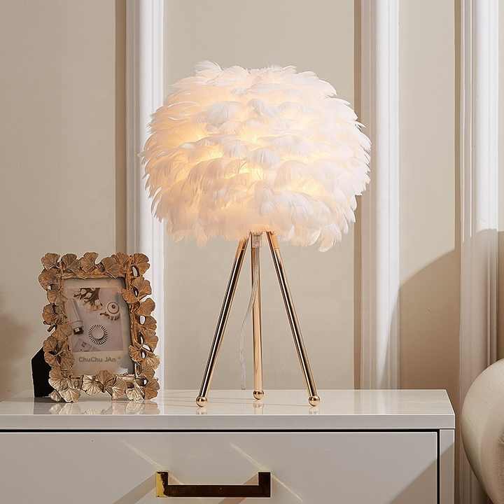 Dæmpbar Fjer Bordlampe med Metalbase og Elegant Design